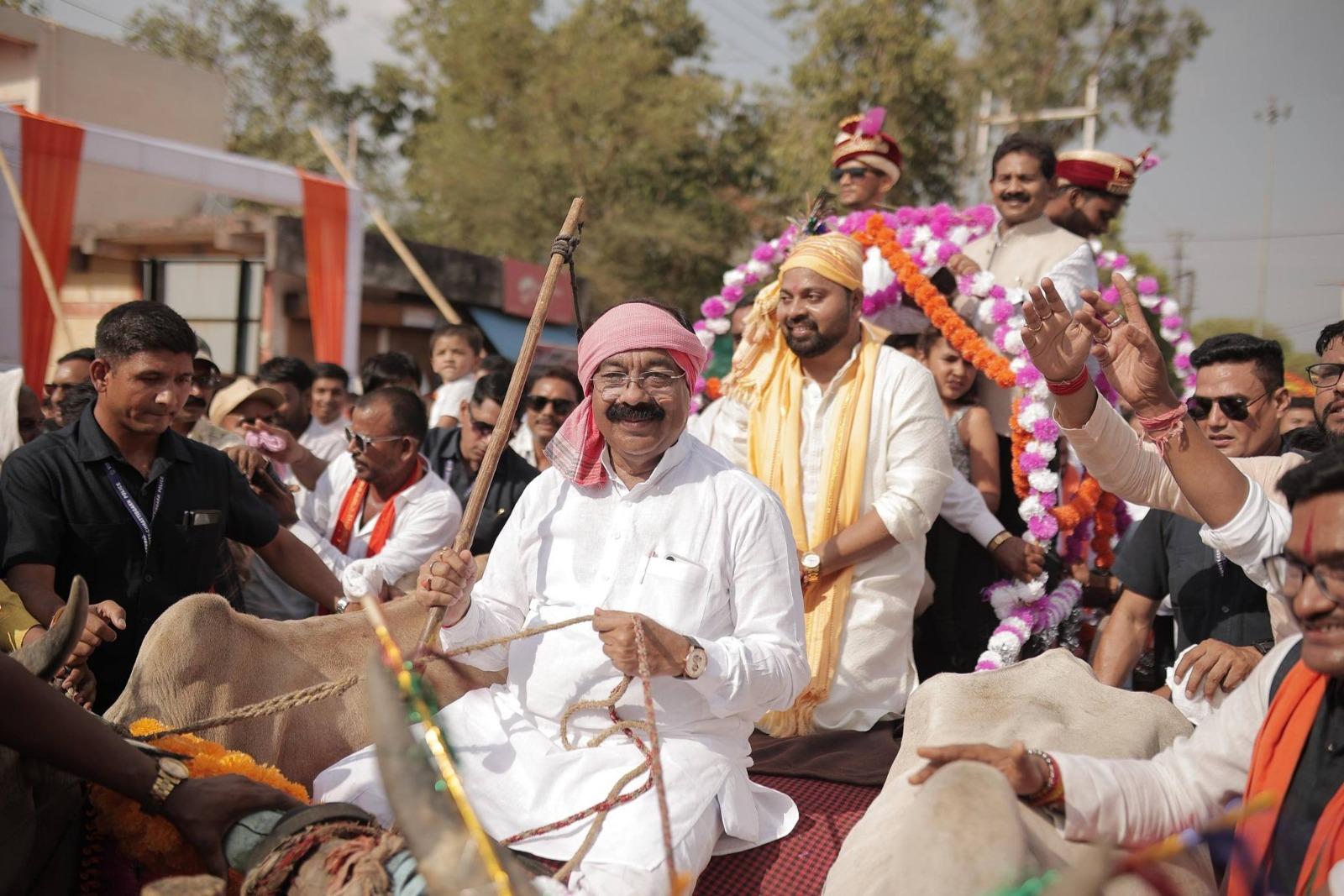 विधायक दीपेश साहू ने सामूहिक विवाह में शामिल होकर प्रस्तुत की प्रेरणादायी मिसाल, बैलगाड़ी में निकली बारात बनी आकर्षण का केंद्र