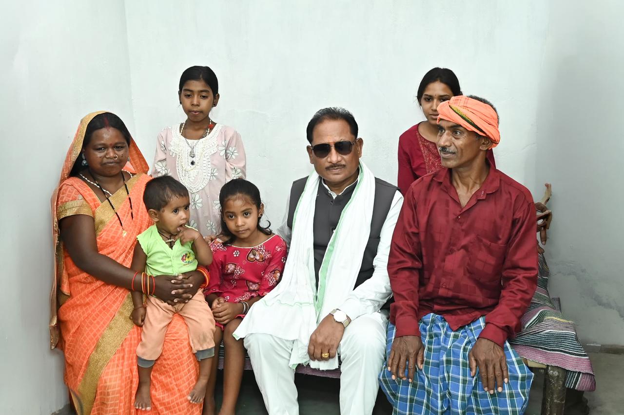 प्रधानमंत्री आवास योजना से बदली जिंदगी : मुख्यमंत्री ने परिवार से आत्मीय मुलाकात कर जाना हालचाल