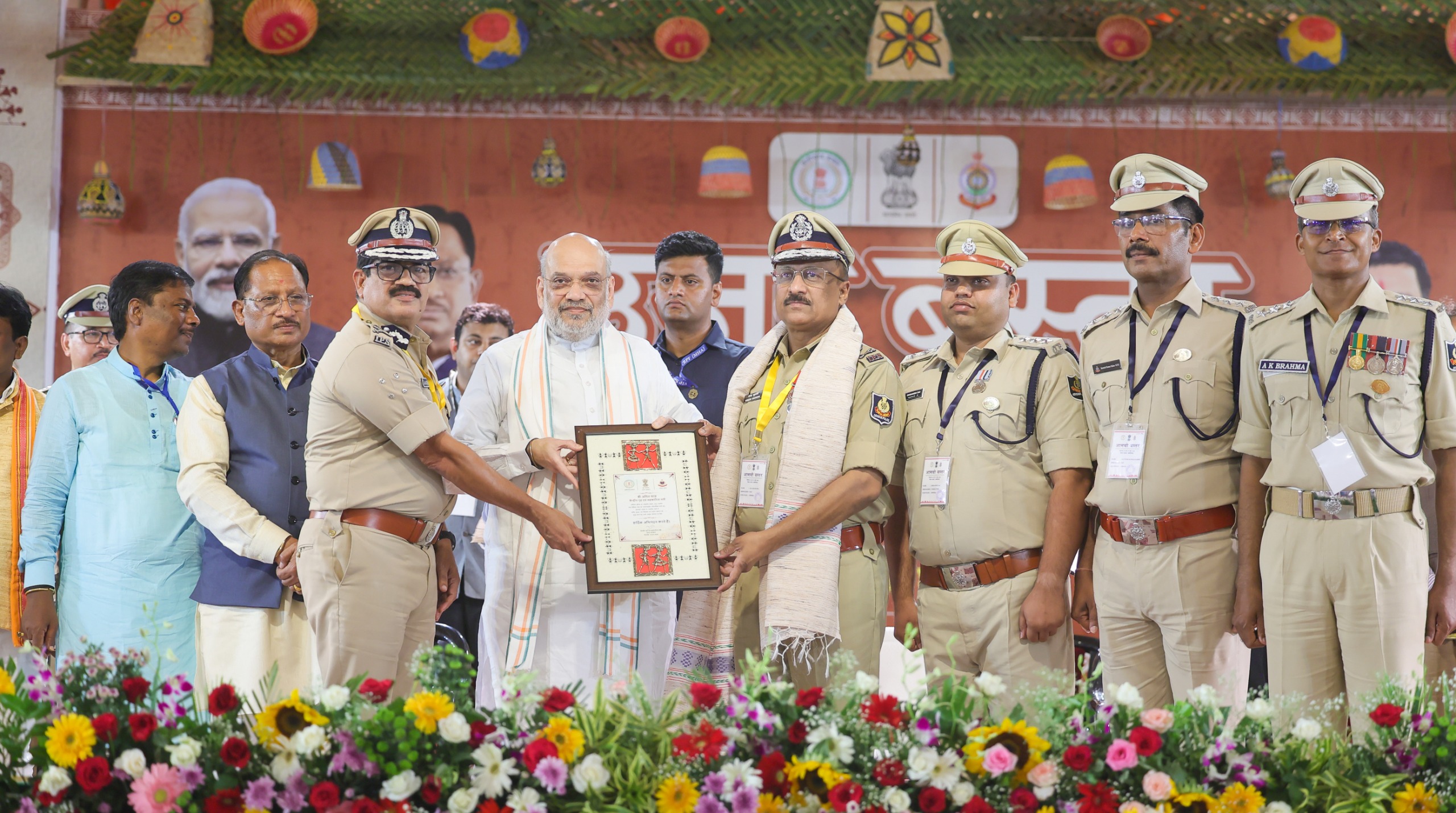 अमित शाह ने जगदलपुर में शहीदों के परिजनों, CAPF और नक्सल पीड़ितों के साथ मुलाकात व चर्चा की