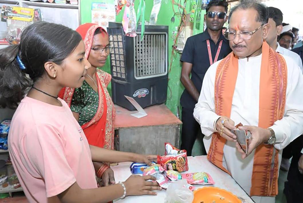 मुख्यमंत्री श्री साय ने खुद चुकाया सामान का मूल्य : मुद्रा लोन से शुरू हुई दुकान बनी आत्मनिर्भरता की मिसाल