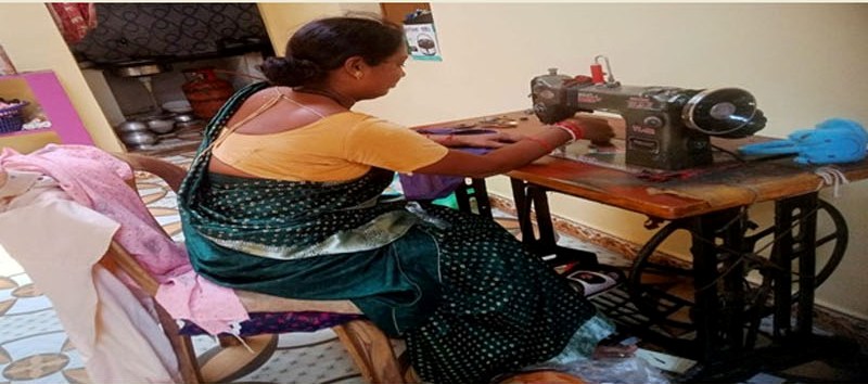 सिलाई और कृषि कार्य से आत्मनिर्भर बनीं चंदखुरी की लता देवांगन