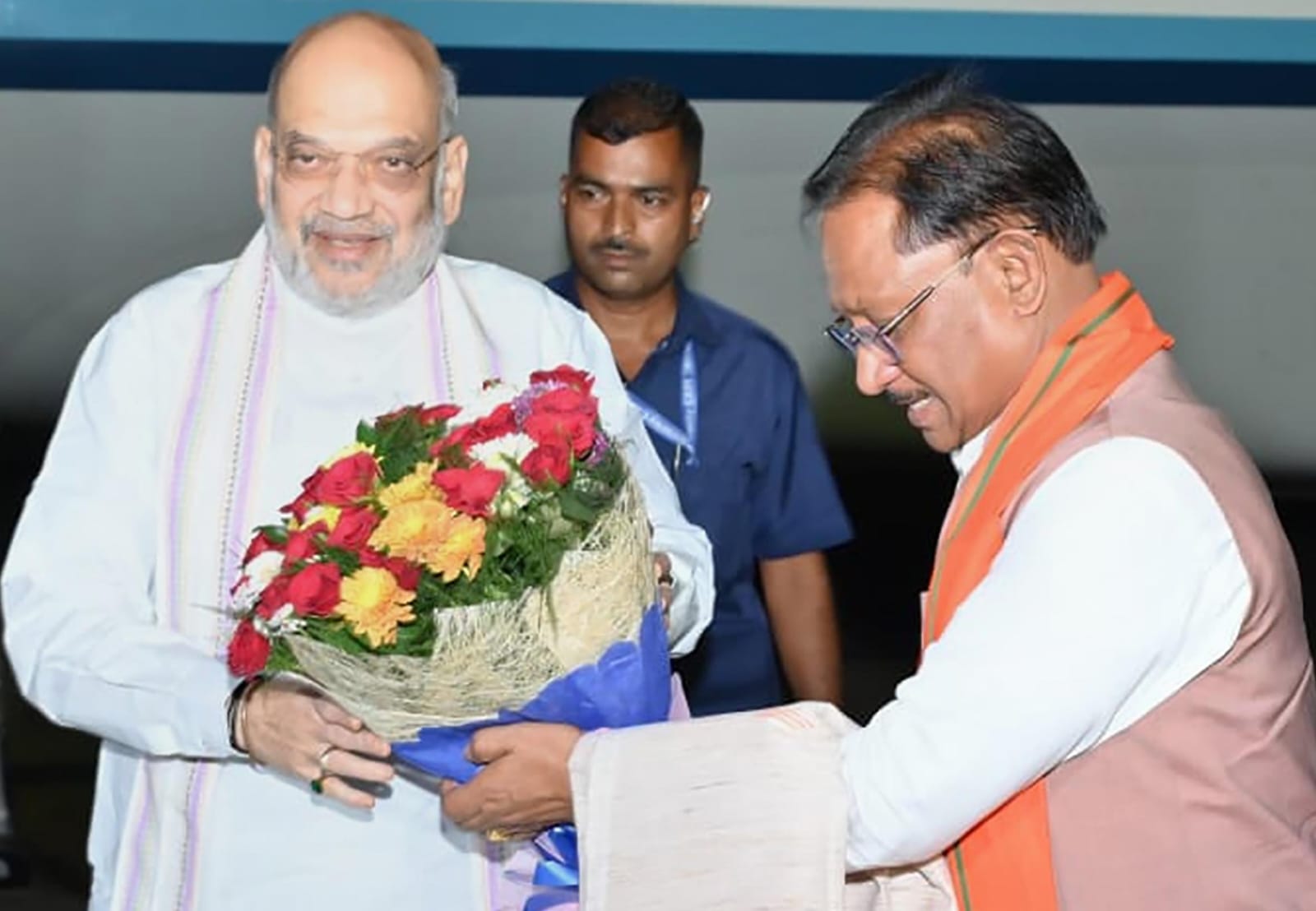 केंद्रीय गृह मंत्री श्री शाह पहुंचे रायपुर : मुख्यमंत्री विष्णुदेव साय ने किया आत्मीय स्वागत