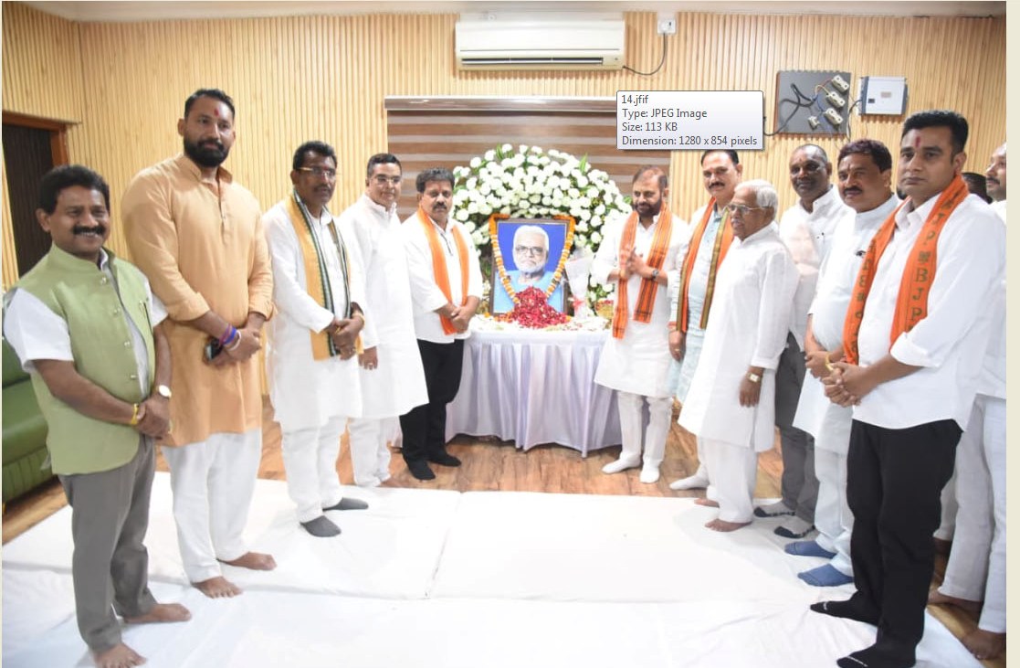 गृह मंत्री श्री शर्मा और स्वास्थ्य मंत्री श्री जायसवाल लोकांगन परिसर पहुंचकर स्वर्गीय सेन को श्रद्धांजली अर्पित किये