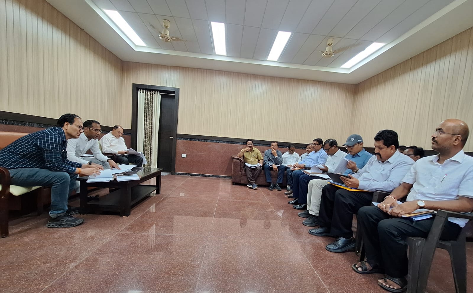 अधिकारियों की बैठक लेकर काम में तेजी लाने के दिए निर्देश, कहा गुणवत्ता और समय-सीमा में पूर्णता सर्वोच्च प्राथमिकता