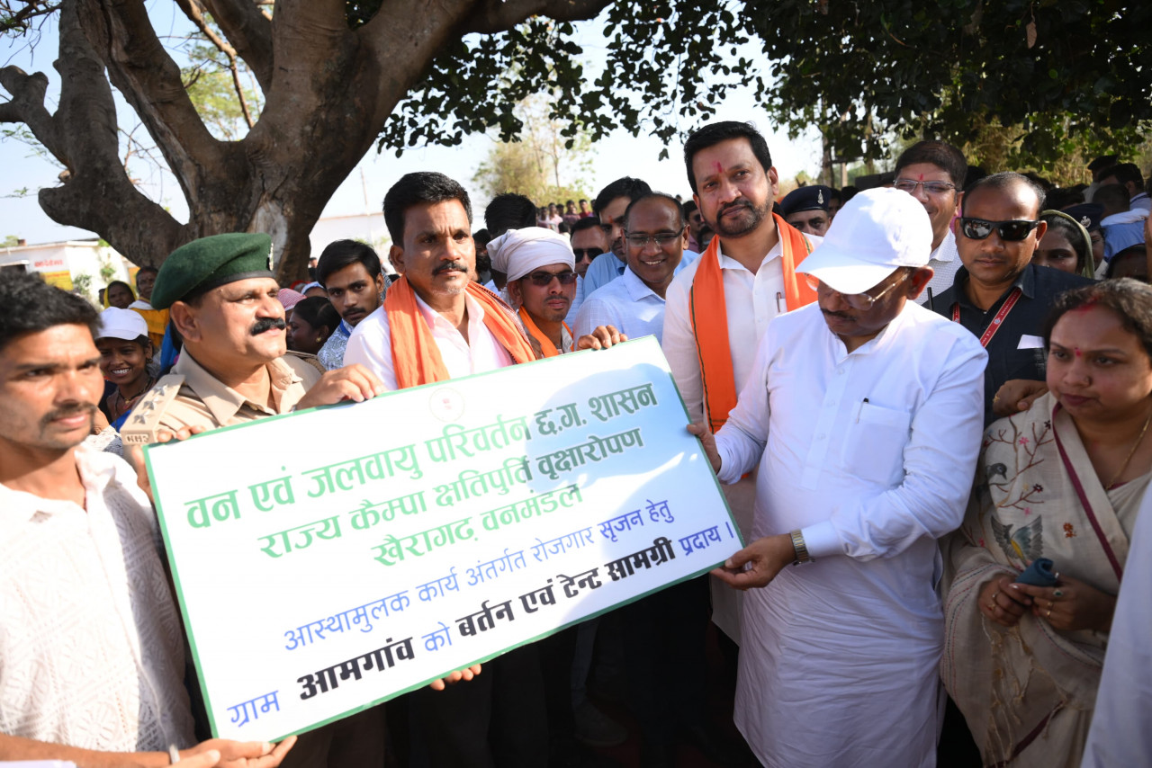 मुख्यमंत्री श्री साय ने समाज प्रमुख को सौंपा टेंट एवं बर्तन सामग्री, ग्राम आमगांव में बढ़ेगा रोजगार