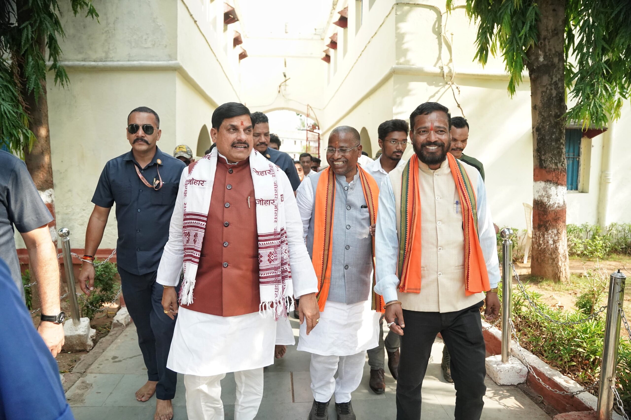 सीएम डॉ. मोहन ने किए मां दंतेश्वरी के दर्शन, बोले- सबके कल्याण के लिए मां से मांगा आशीर्वाद