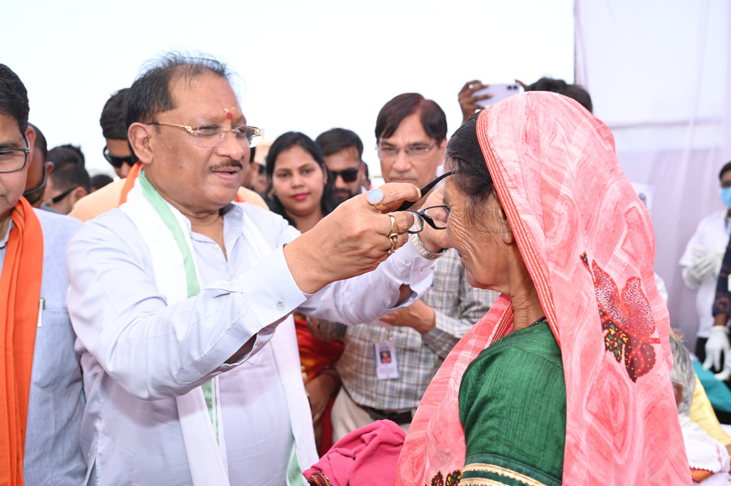 मुख्यमंत्री श्री साय ने हितग्राहियों को अपने हाथों से पहनाया नजर का चश्मा