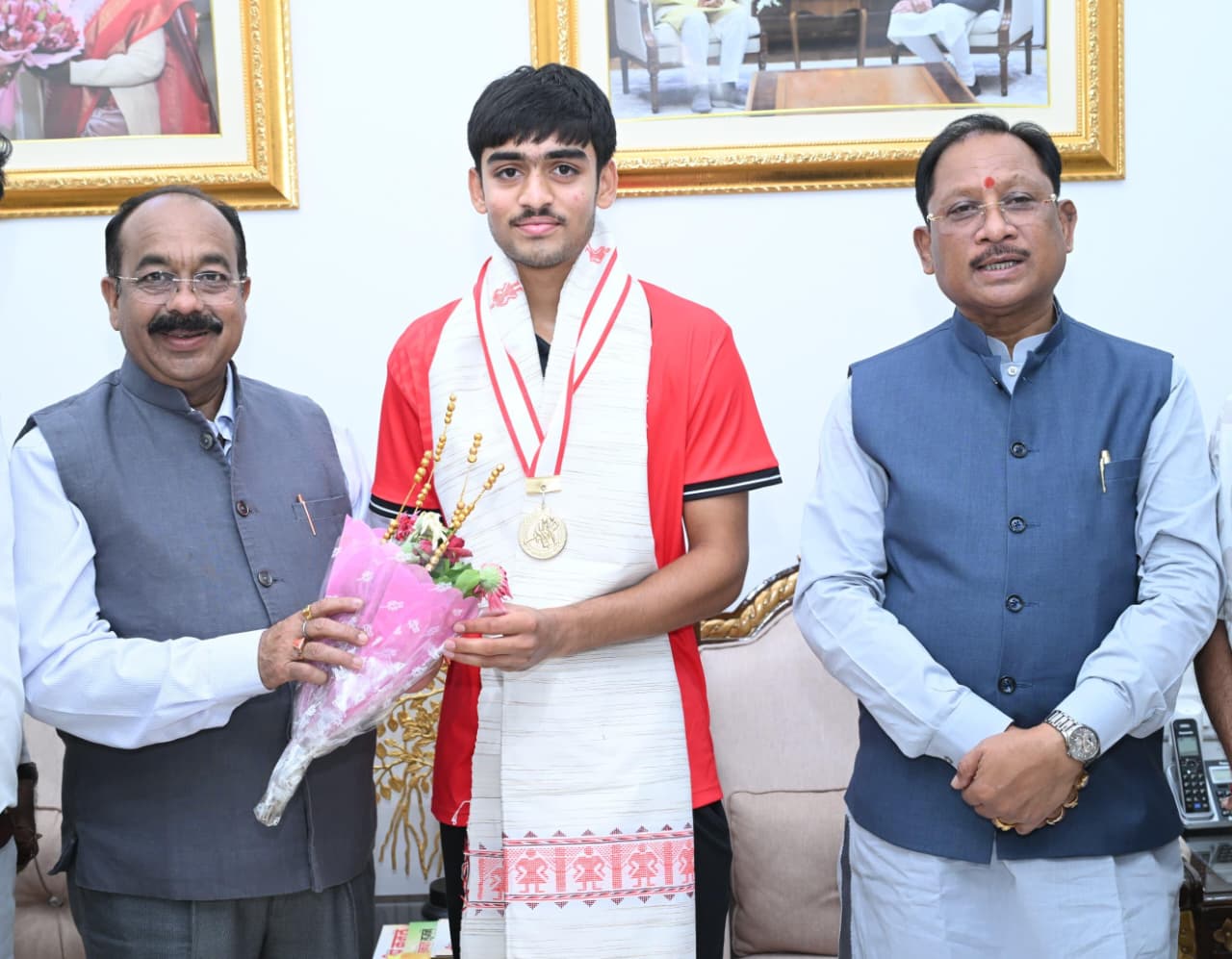 अंडर-18 एशिया कप विजेता हॉकी खिलाड़ी अवि मानिकपुरी ने मुख्यमंत्री श्री साय से की सौजन्य भेंट