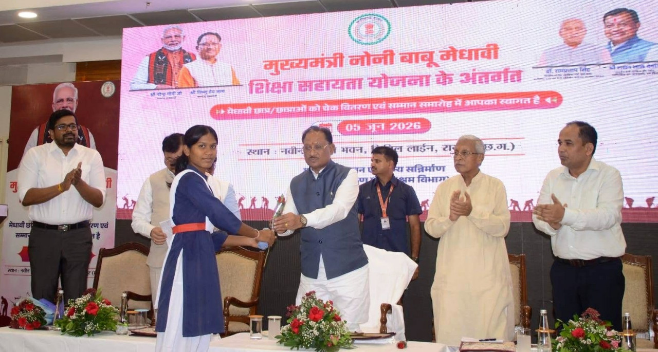 मुख्यमंत्री के हाथों मेधावी छात्रा को मिली 2 लाख रुपये की सहायता
