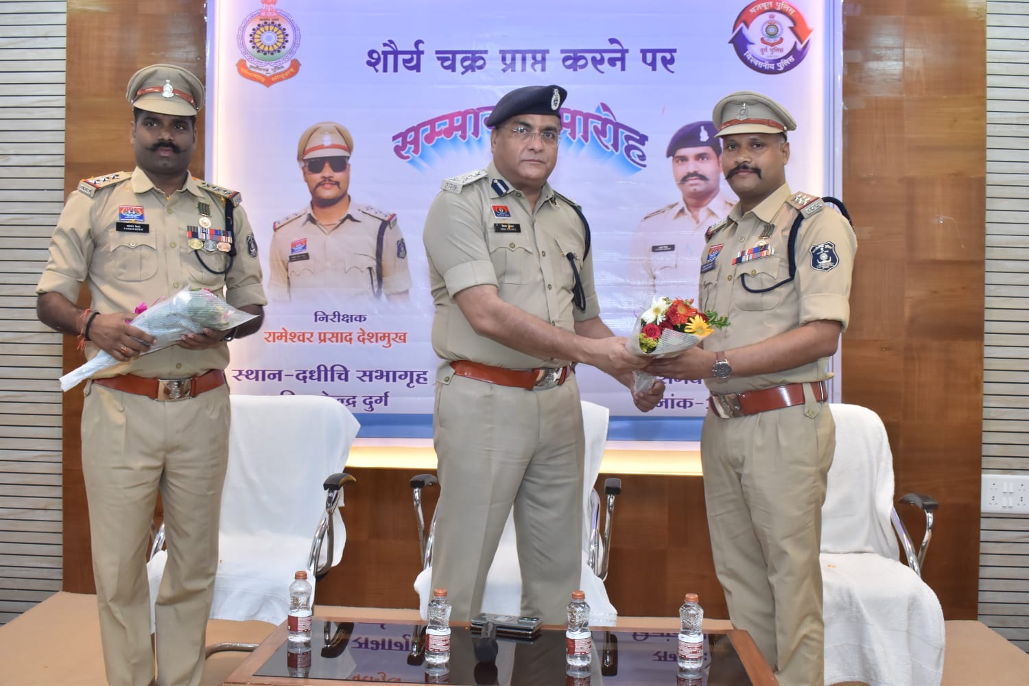शौर्य चक्र से सम्मानित लक्ष्मण केवट एवं रामेश्वर प्रसाद देशमुख का दुर्ग पुलिस द्वारा नागरिक अभिनंदन किया गया।