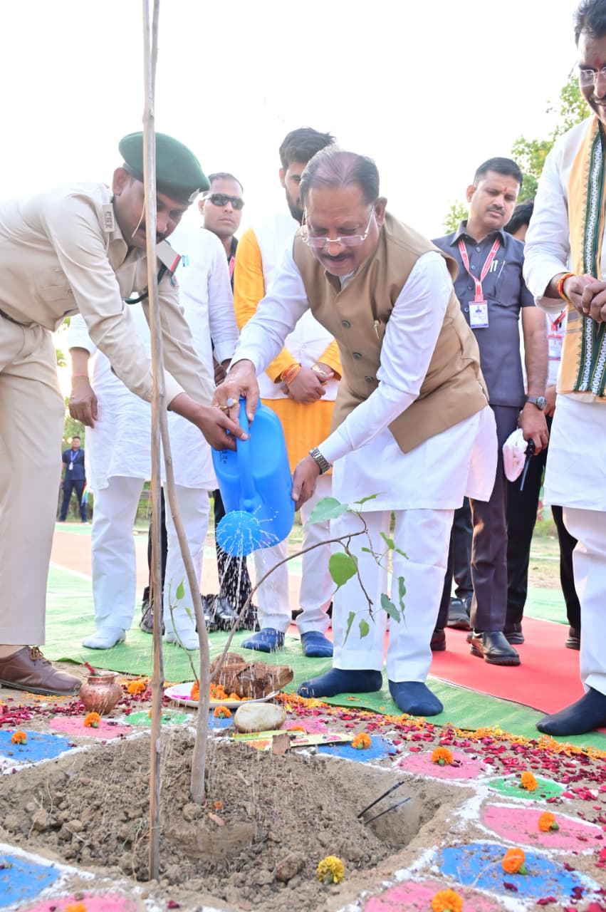 मुख्यमंत्री श्री साय ने ‘एक पेड़ मां के नाम’ अभियान के तहत किया पीपल का पौधारोपण