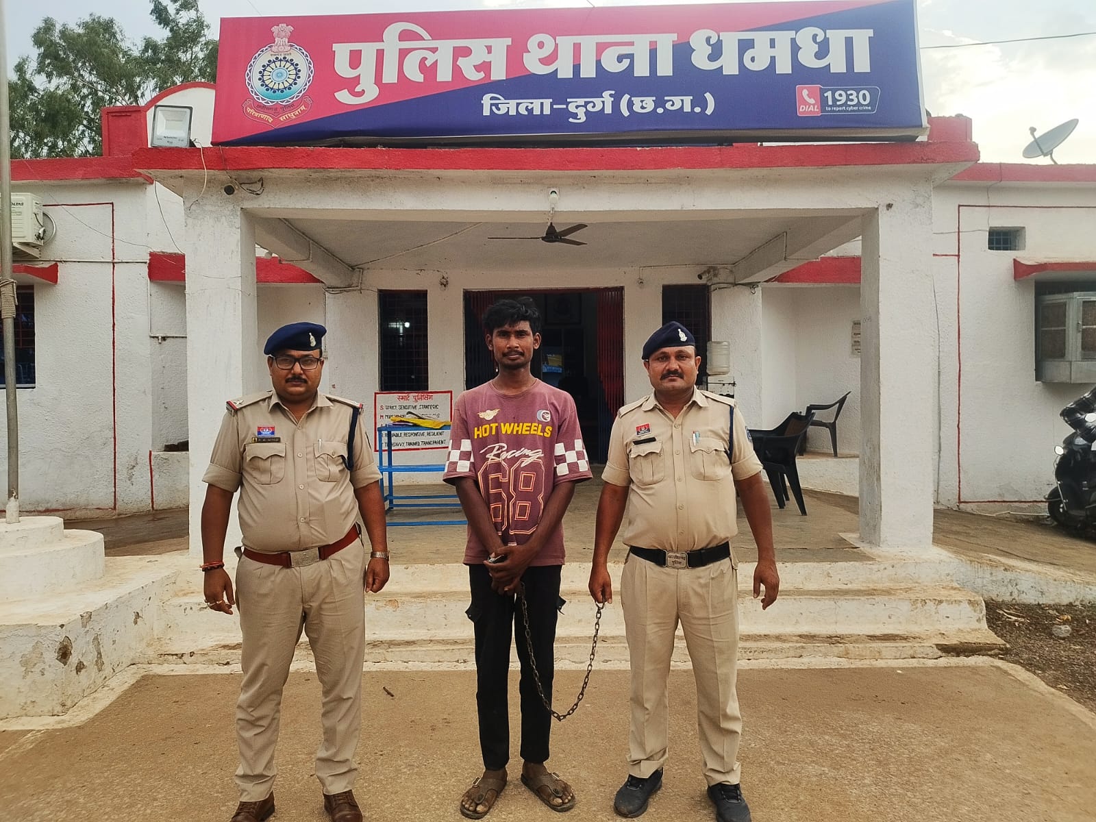 पशु तस्करी करते हुए मवेशियों को भरकर कत्लखाने ले जाया जा रहे धमधा पुलिस ने घेराबंदी कर आरोपी को गिरफ्तार किया