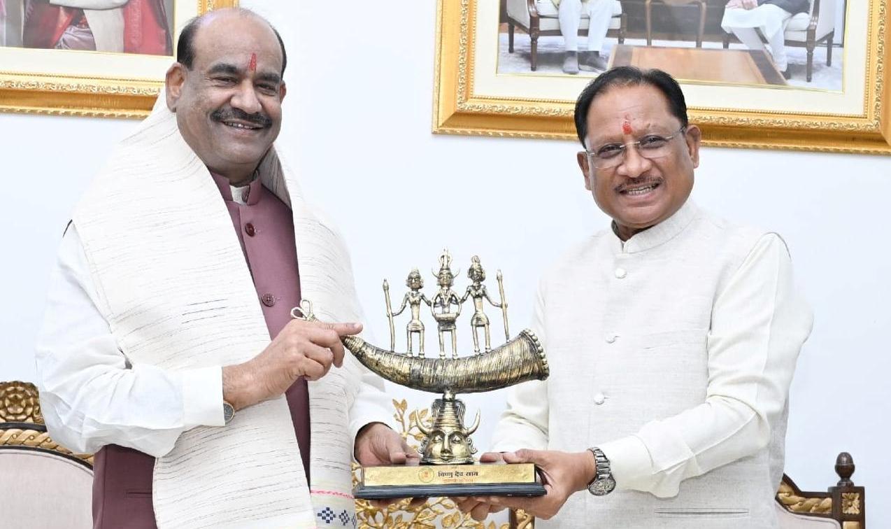 लोकसभा अध्यक्ष श्री ओम बिरला ने मुख्यमंत्री श्री विष्णु देव साय से की सौजन्य भेंट
