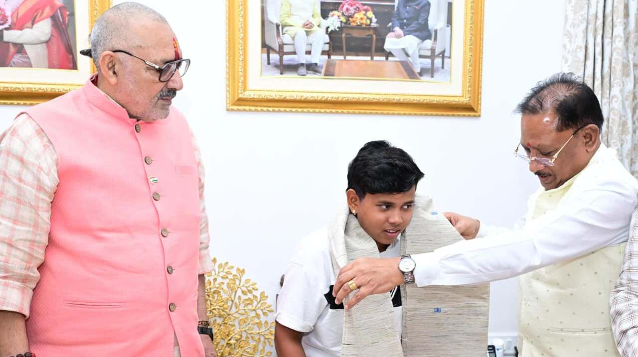 श्रीलंका दौरे के लिए भारतीय अंडर-19 महिला क्रिकेट टीम की उपकप्तान बनीं महक नरवासे : मुख्यमंत्री ने किया सम्मानित