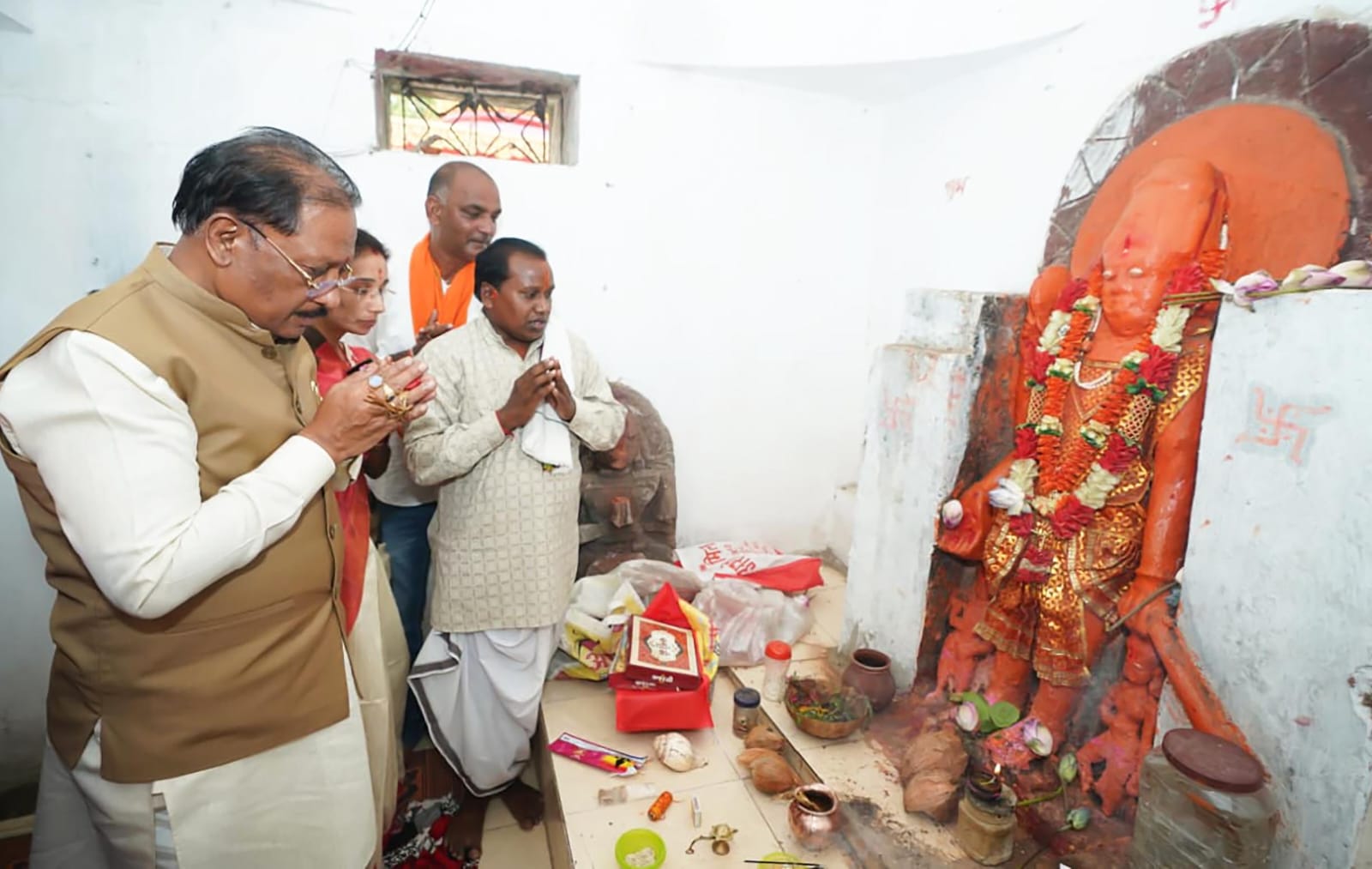 मुख्यमंत्री ने ऐतिहासिक चतुर्भुज विष्णु मंदिर में की पूजा-अर्चना, प्रदेश की सुख-समृद्धि की कामना