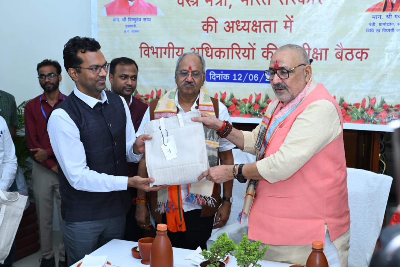 रेशम, खादी और हथकरघा क्षेत्र को नई दिशा: केंद्रीय वस्त्र मंत्री गिरिराज सिंह ने दिए महत्वपूर्ण निर्देश