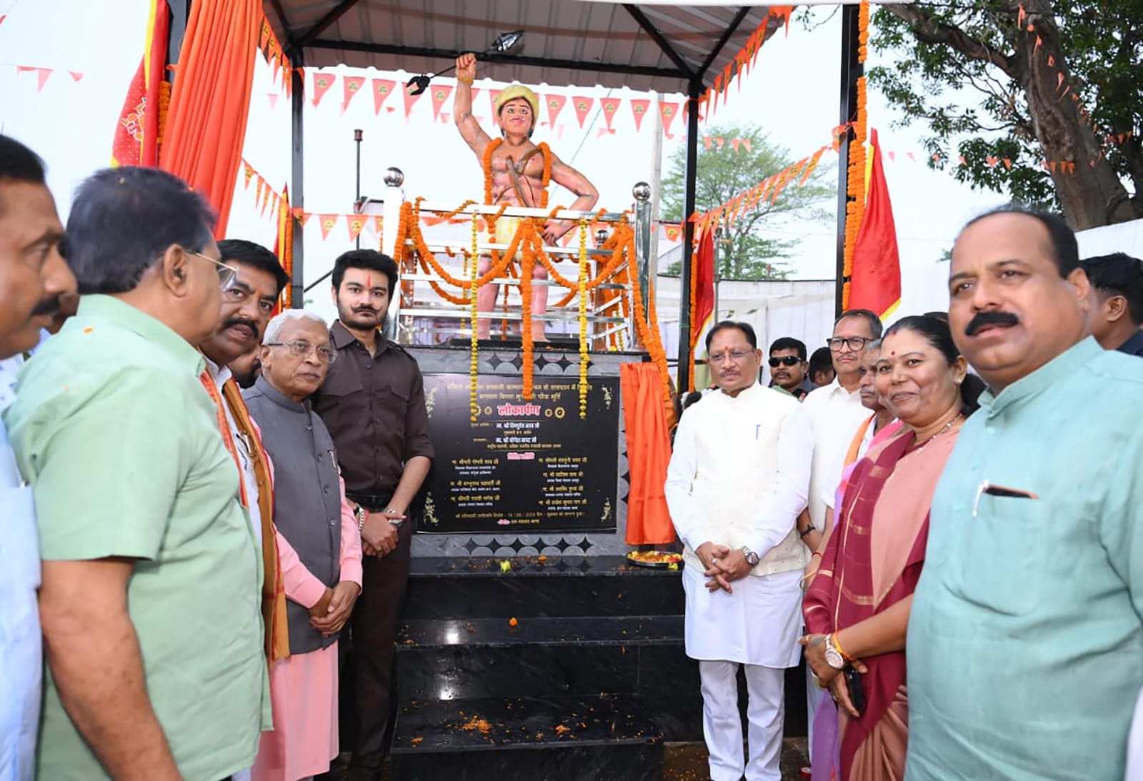 150वीं जयंती वर्ष पर डोंडराही में भगवान बिरसा मुंडा की प्रतिमा का अनावरण