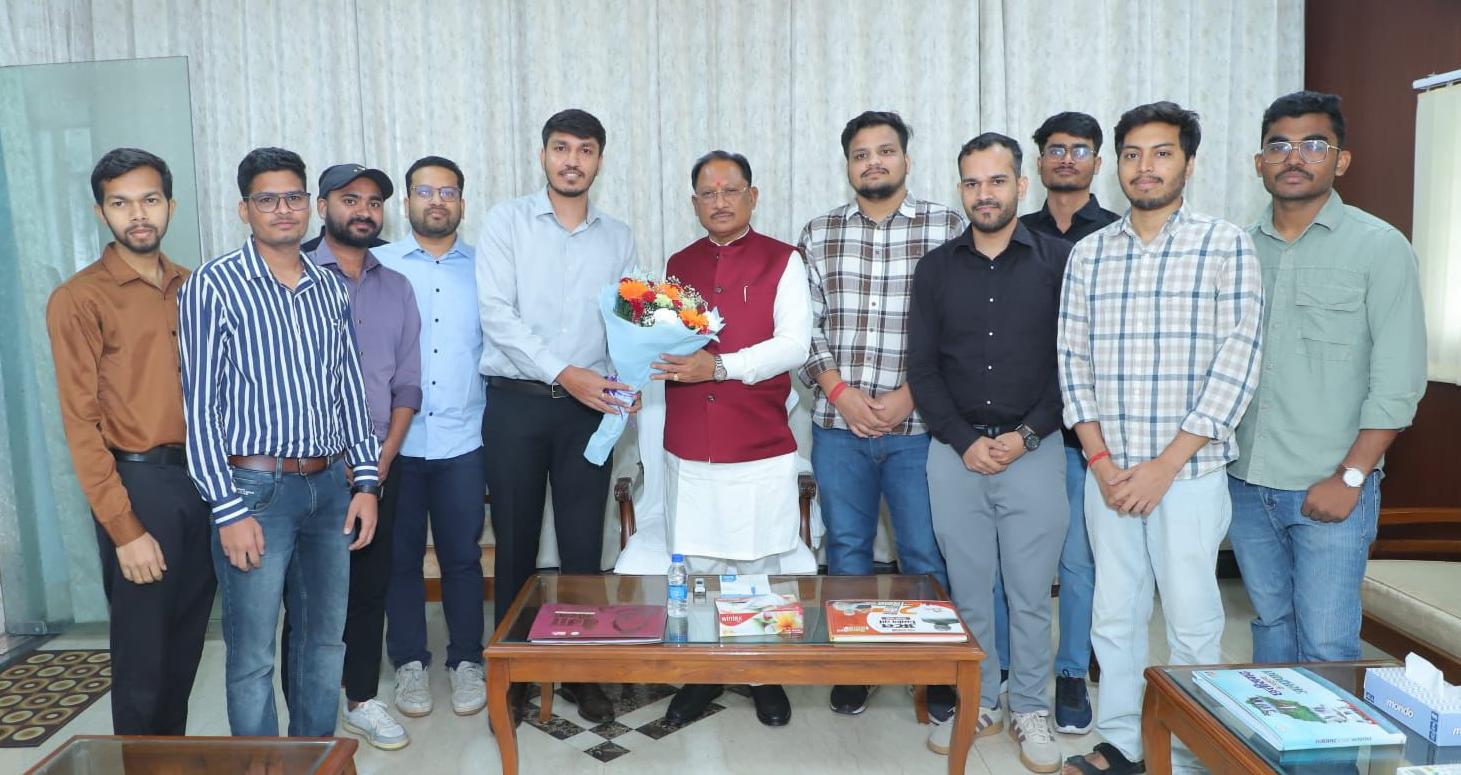 मुख्यमंत्री श्री साय ने यूपीएससी प्रारंभिक परीक्षा में सफल ट्राइबल यूथ हॉस्टल के विद्यार्थियों से की मुलाकात