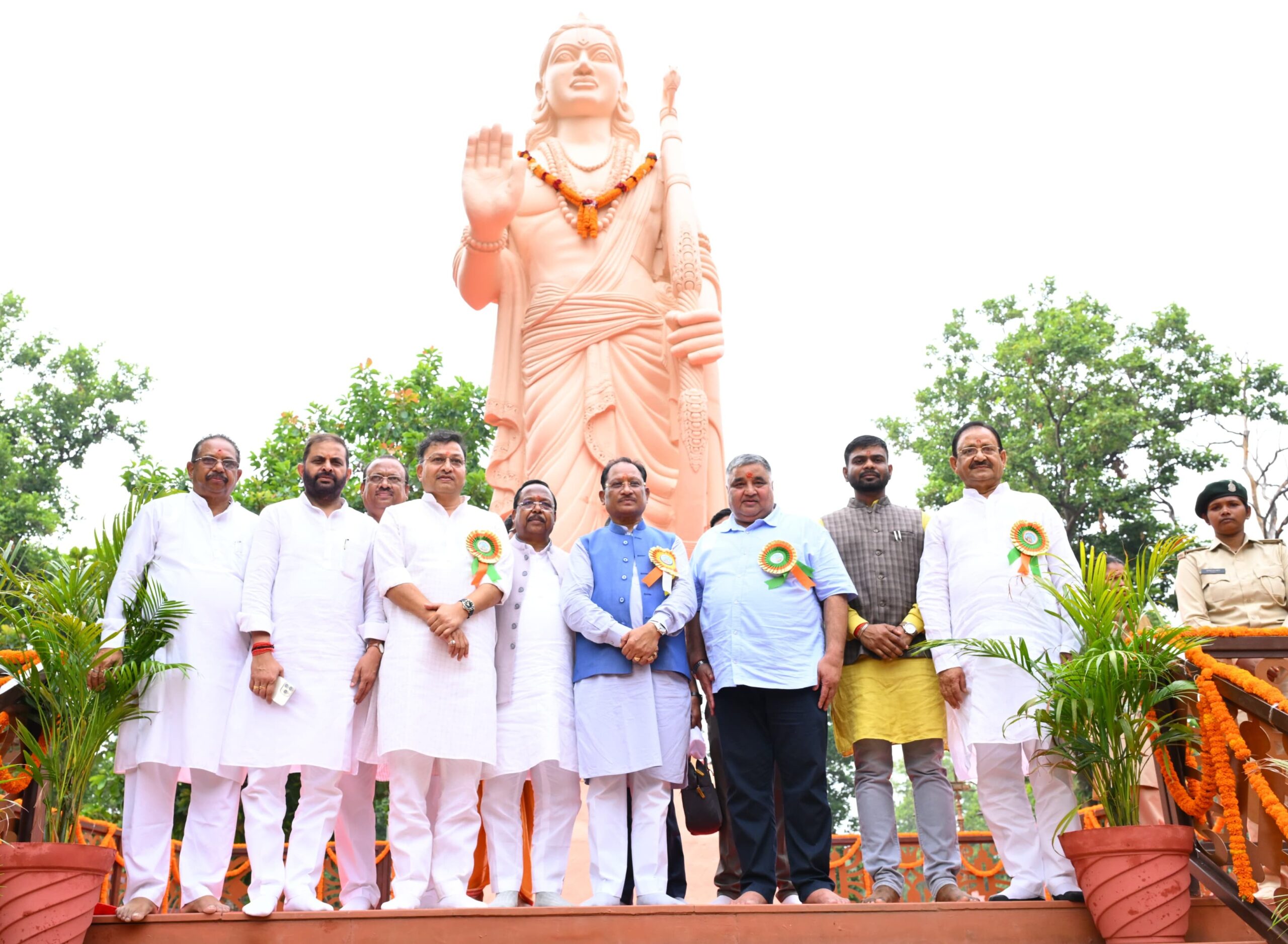 फॉरेस्ट रेस्ट हाउस “राम वाटिका” में स्थापित भगवान श्री राम की प्रतिमा को नमन कर प्राप्त किया आशीर्वाद