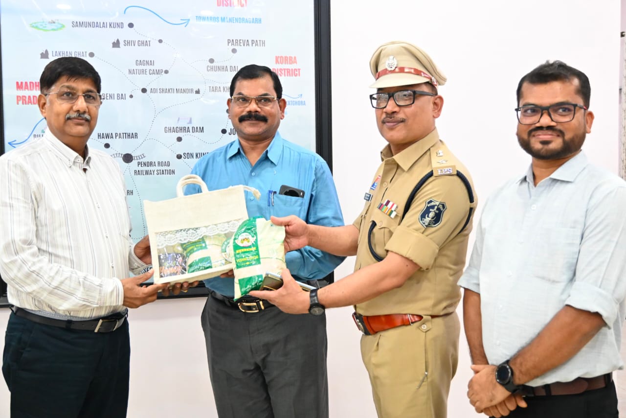 पुलिस महानिदेशक अरुण देव गौतम को भेंट किया गया जीपीएम की विशिष्ट पहचान ‘विष्णु भोग’ चावल, महिलाओं के आत्मनिर्भरता मॉडल और स्थानीय उत्पाद की सराहना