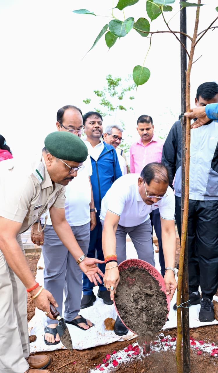 मुख्यमंत्री श्री साय ने ‘एक पेड़ माँ के नाम’ अभियान के तहत किया पौधारोपण