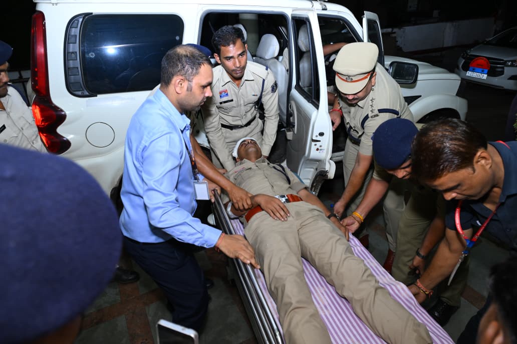 रैली के दौरान ड्यूटी निभाते हुए 16 पुलिस जवान हुए घायल, चिकित्सकों से चर्चा कर कमिश्नर ने उपचार की जानकारी ली