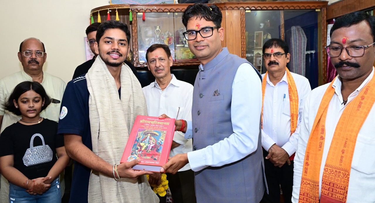 विश्व रिकॉर्ड के साथ जूनियर वर्ल्ड कप में स्वर्ण पदक जीतने वाले दिव्यांशु देवांगन का वित्त मंत्री ओपी चौधरी ने किया सम्मान