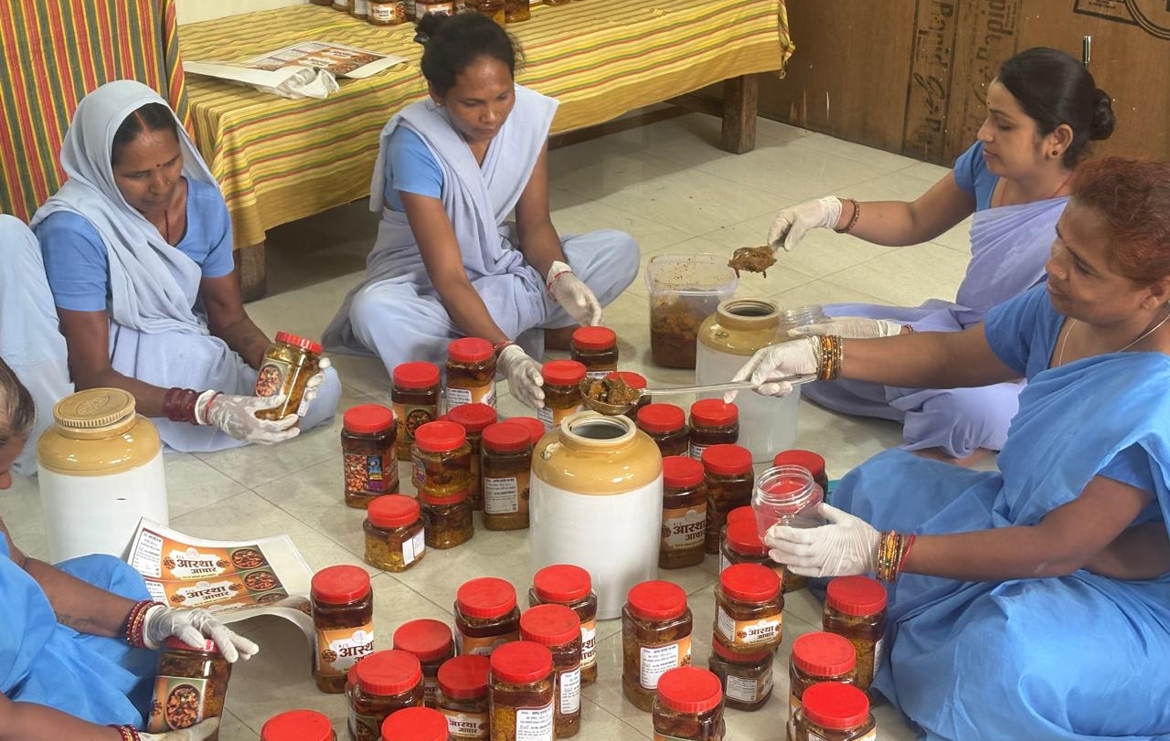 रायपुर सेंट्रल जेल में तैयार हो रहा स्वादिष्ट अचार निश्चय कार्यक्रम से आत्मनिर्भर बन रहीं महिला बंदी