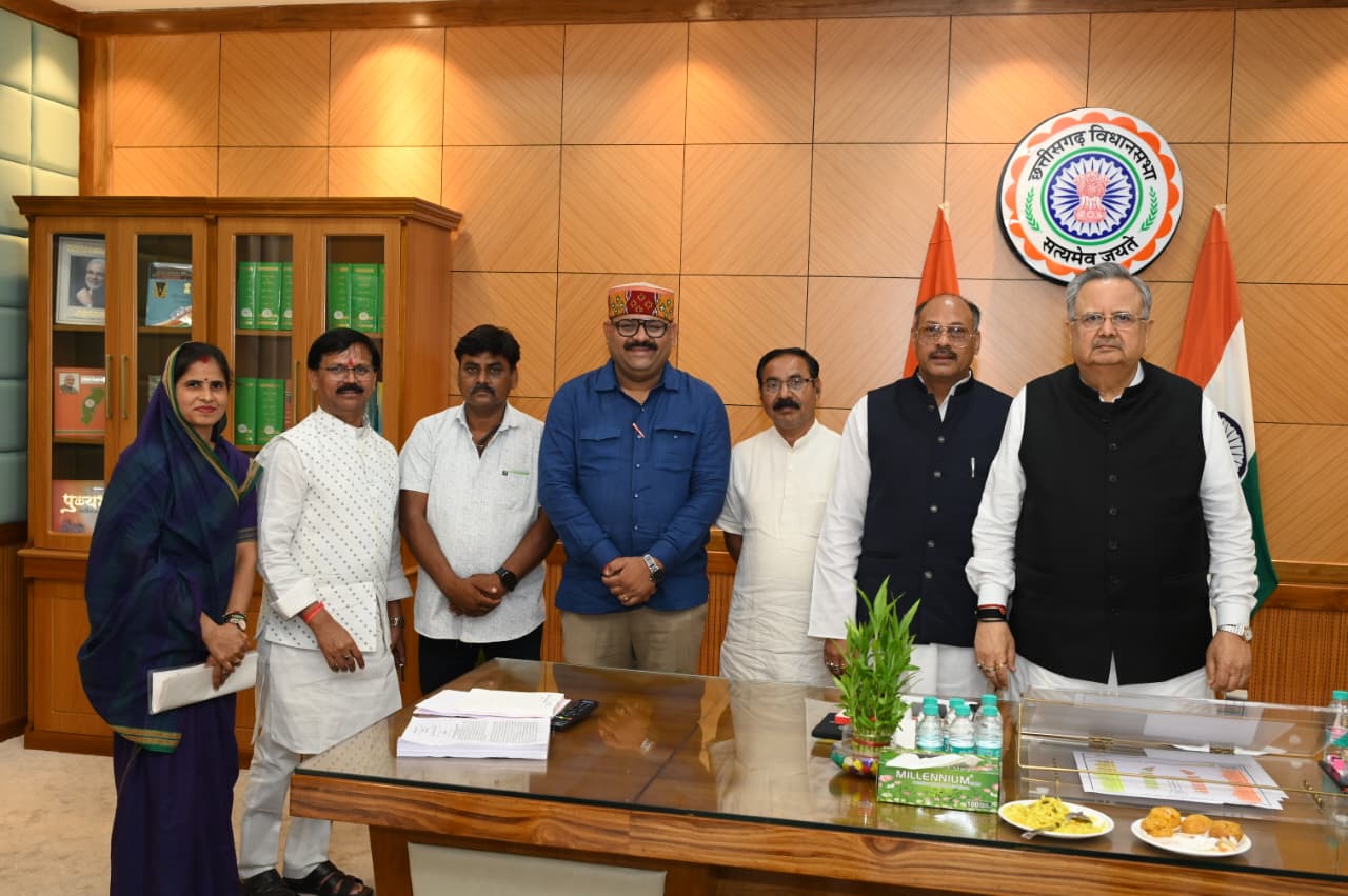 विधानसभा अध्यक्ष डॉ रमन सिंह को बोल बम समिति के संयोजक जितेन्द्र वर्मा ने 17 अगस्त को आयोजित विशाल बोल बम कांवर यात्रा में किया आमंत्रित
