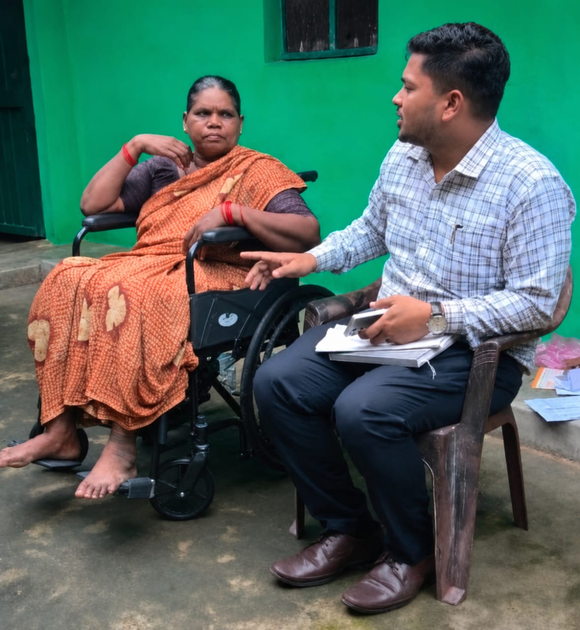 आवेदन के तुरंत बाद घर पहुंची व्हीलचेयर, समाज कल्याण विभाग की त्वरित पहल से मैकिन बाई के जीवन में लौटी सहजता