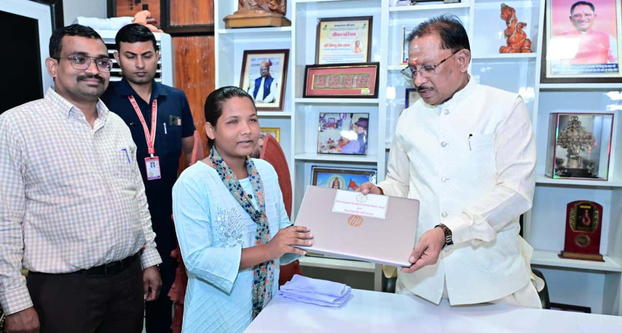 मुख्यमंत्री विष्णुदेव साय ने दृष्टिबाधित छात्रा जयमंती खेस को भेंट किया लैपटॉप