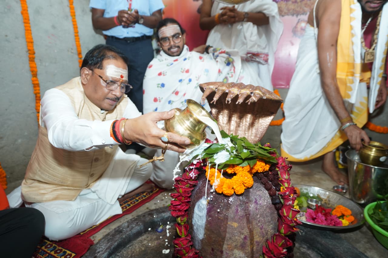 मुख्यमंत्री श्री साय ने बाबा कर्मेश्वर का किया रुद्राभिषेक, प्रदेशवासियों की सुख-समृद्धि और खुशहाली की कामना की