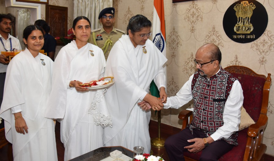राज्यपाल श्री रमेन डेका को रक्षाबंधन के अवसर पर ब्रह्मकुमारी बहनों, एसओएस चिल्ड्रेन्स विलेजेस इंडिया, स्काउट एवं गाइड से जुड़े विद्यार्थियों ने बांधी राखी