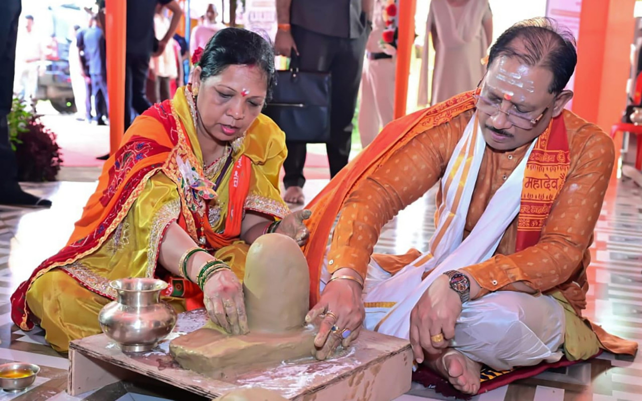 मुख्यमंत्री विष्णुदेव साय ने सावन सोमवार और नागपंचमी पर श्री फलेश्वरनाथ महादेव की पूजा-अर्चना की