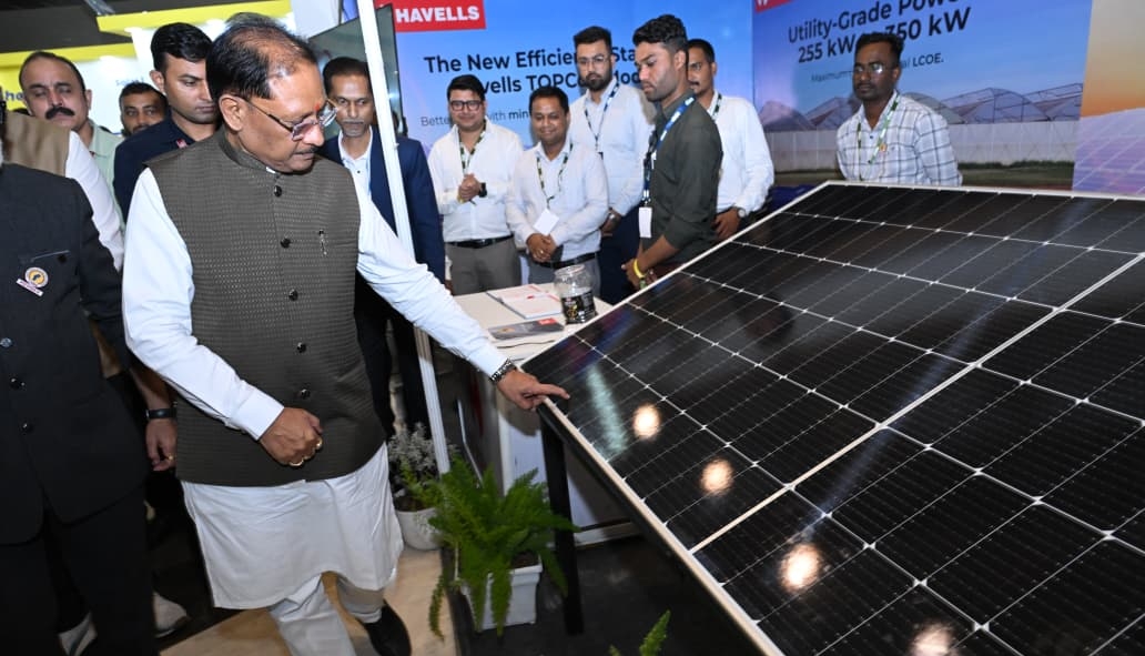 मुख्यमंत्री ने सोलर उद्योगों के स्टॉलों का किया अवलोकन, उत्कृष्ट कार्य करने वाली संस्थाओं, बैंकों एवं व्यक्तियों को किया सम्मानित