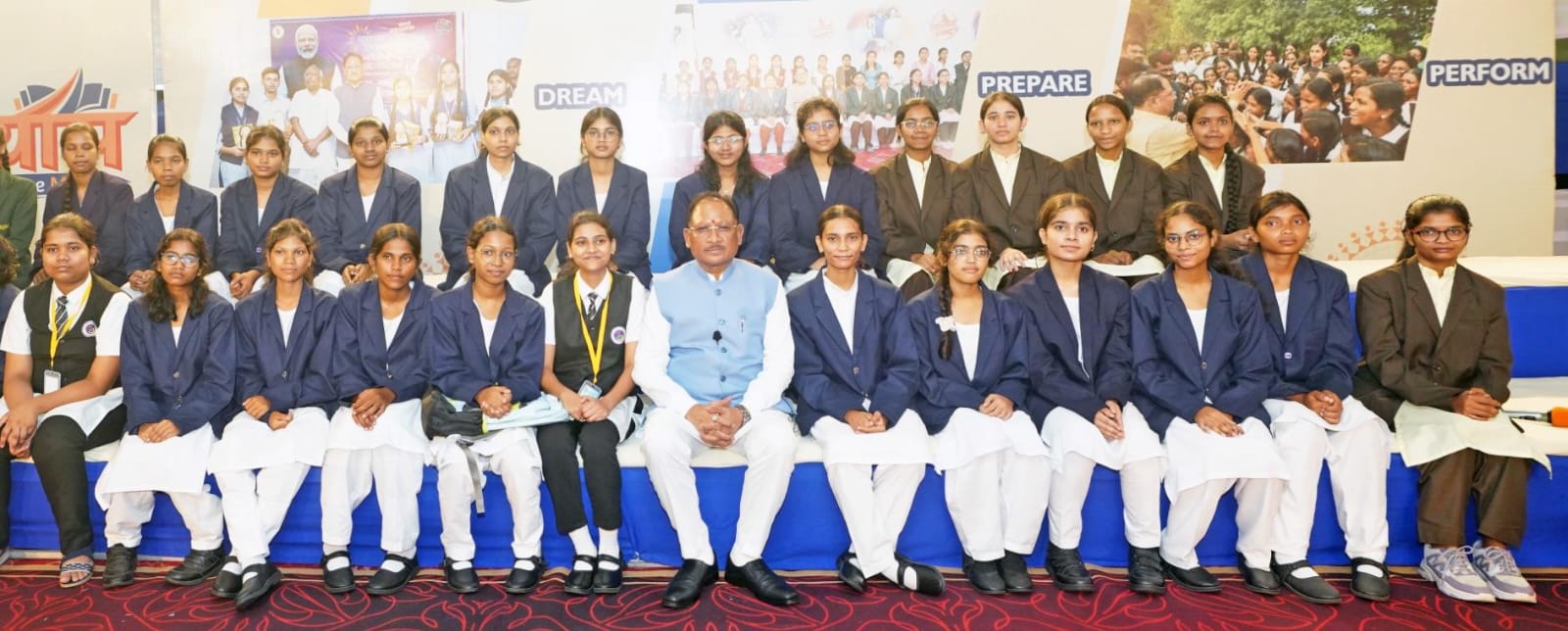 शिक्षा से विकसित छत्तीसगढ़ तक: मुख्यमंत्री श्री साय ने नीट क्वालीफाई विद्यार्थियों के साथ साझा किया भविष्य का रोडमैप