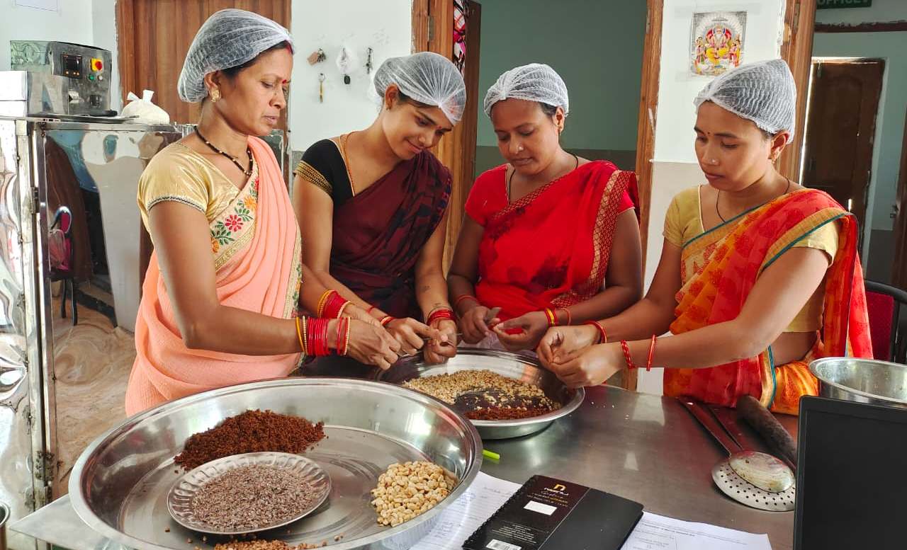 महुआ ने बदली महिलाओं की जिंदगी, वन धन योजना से मिली आत्मनिर्भरता की नई पहचान
