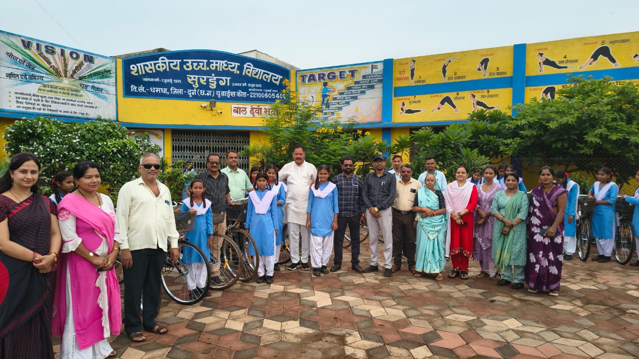 सुरडुंग हाई स्कुल में नपा अध्यक्ष ईश्वर ठाकुर के द्वारा 40 छात्राओं को सायकल वितरण किया गया