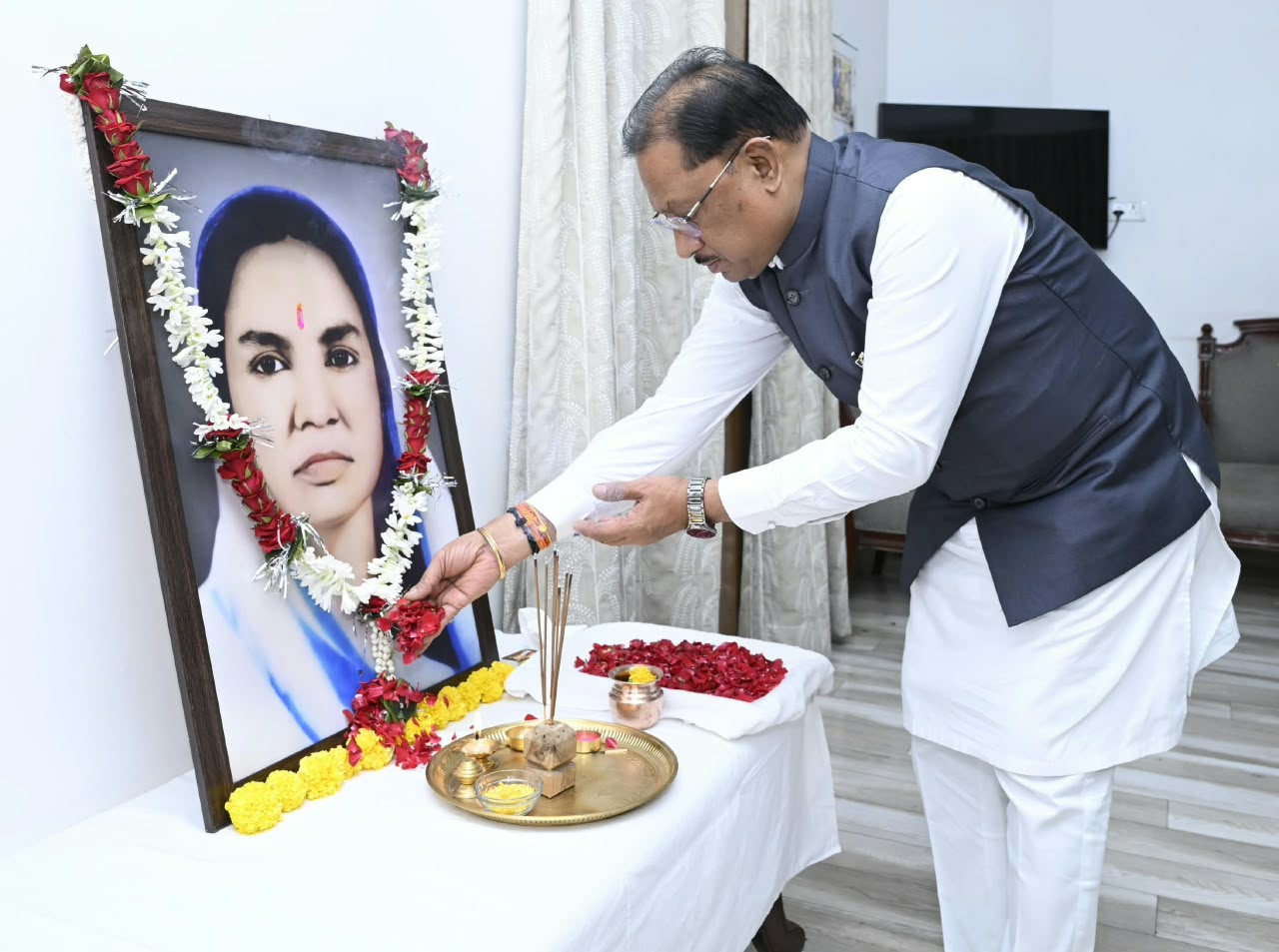 मुख्यमंत्री श्री साय ने छत्तीसगढ़ की प्रथम महिला सांसद और समाज सेविका मिनीमाता जी की पुण्यतिथि पर किया नमन