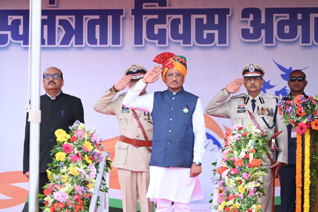 स्वतंत्रता दिवस समारोह : मुख्यमंत्री श्री साय ने पुलिस परेड ग्राउंड पर किया ध्वजारोहण, परेड की ली सलामी