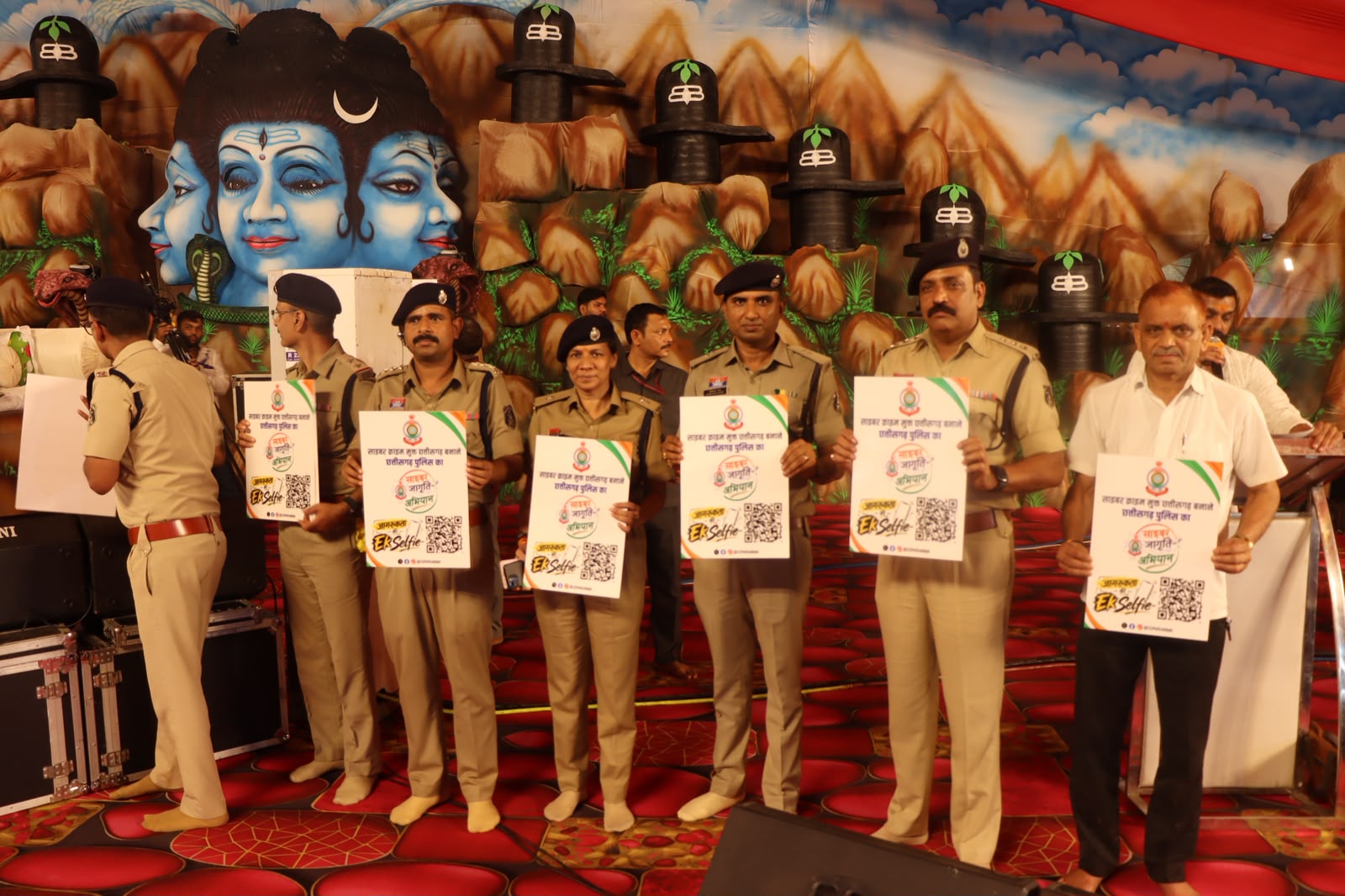 शिवमहापुराण कथा के दौरान पंडित प्रदीप मिश्रा द्वारा श्रद्धालुओं को साइबर अपराधों से बचाव एवं डिजिटल सुरक्षा के प्रति जागरूक रहने का संदेश दिया