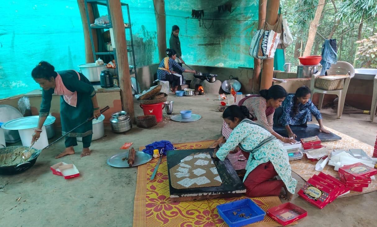 बस्तर की महिलाओं ने तैयार की बिना शक्कर वाली ऑर्गेनिक काजू-कतली