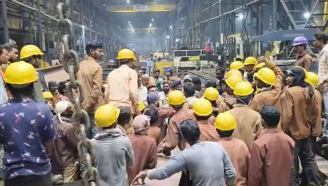 हथखोज की स्टील इंफ्रा सॉल्यूशन में हादसे की जांच, क्रेन संचालन पर लगा प्रतिबंध