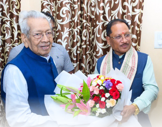 मुख्यमंत्री विष्णु देव साय ने छत्तीसगढ़ के पूर्व राज्यपाल श्री विश्वभूषण हरिचंदन से की सौजन्य भेंट