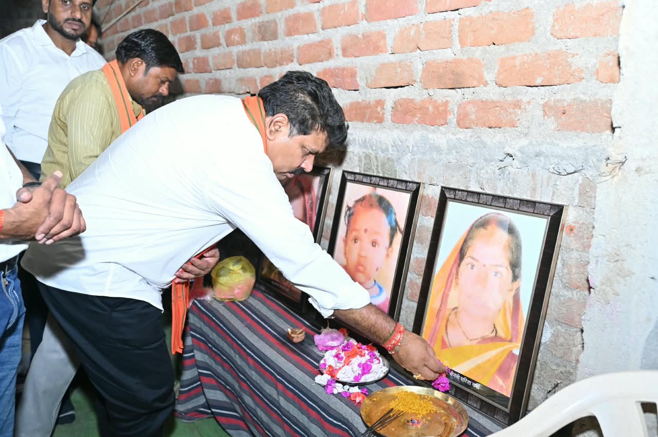 उप मुख्यमंत्री विजय शर्मा ने महाराष्ट्र सड़क हादसे में मृतकों के परिजनों से मिलकर व्यक्त की संवेदना