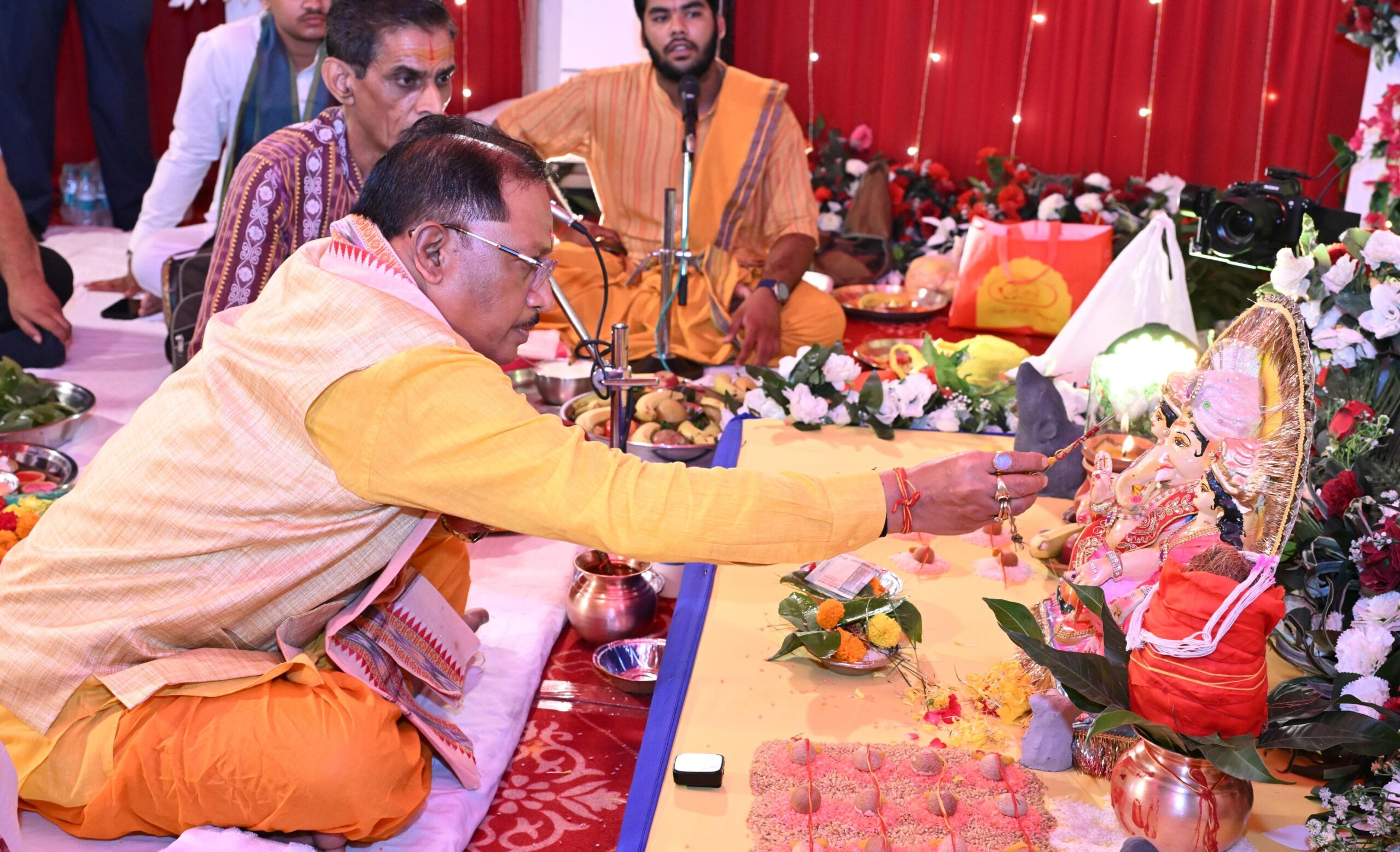 मुख्यमंत्री श्री साय ने परिवारजनों के साथ विधि-विधान से की गणपति की स्थापना और पूजा-अर्चना