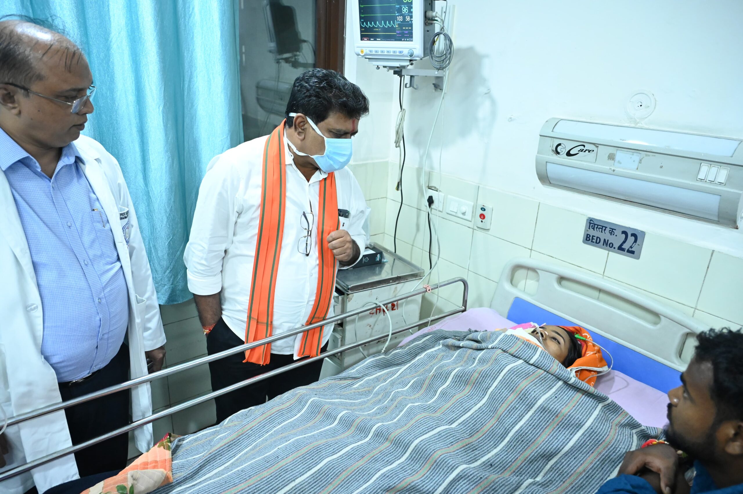 उप मुख्यमंत्री विजय शर्मा ने एम्स रायपुर में महाराष्ट्र सड़क हादसे के घायलों से की मुलाकात