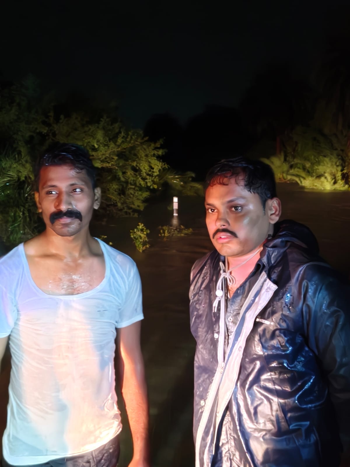 तेज बारिश के बहाव में मोटरसाइकिल सहित बहकर पेड़ में फंसे युवक को उतई डायल-112 टीम ने सुरक्षित रेस्क्यू किया
