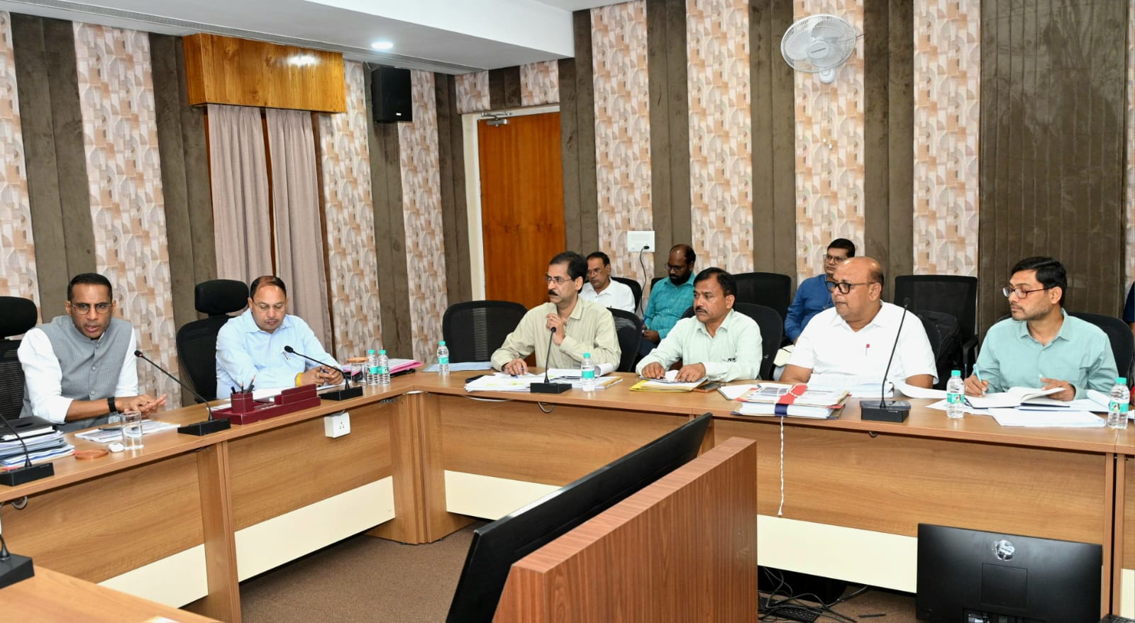 अधिकारियों को बिना अनुमति कार्यालय नहीं छोड़ने के दिए निर्देश, निर्माण स्थलों की समस्याओं को तत्परता से निराकृत करने कहा