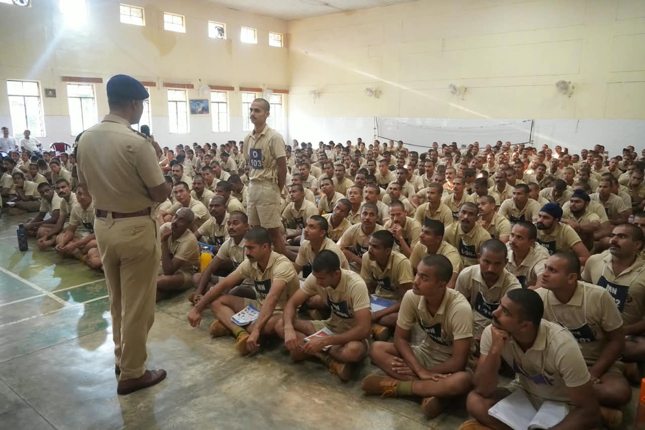 साइबर जागृति अभियान के अंतर्गत थाना उतई पुलिस द्वारा सीआईएसएफ क्षेत्रीय प्रशिक्षण केन्द्र उतई में जागरूकता कार्यक्रम आयोजित किया गया।